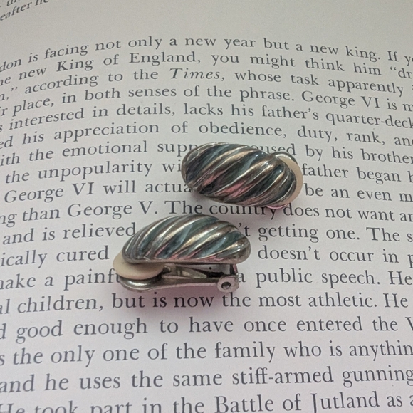 Silver and Cream Men's Cufflinks - Picture 3 of 6